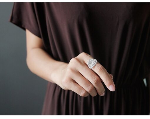 Bague feuille de Monstera portée