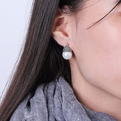 boucles d'oreilles argent vieilli et perle portées