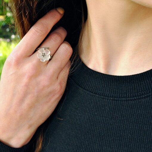 bague fleur sous la pluie (portée)