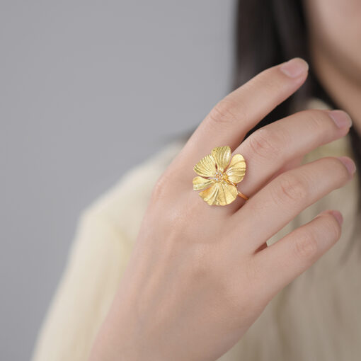 bague fleur épanouie portée