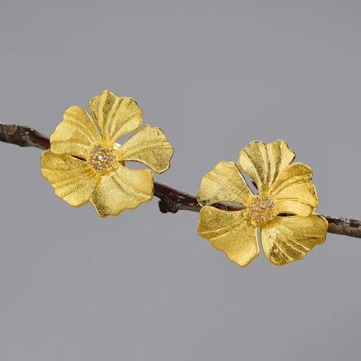 Boucle d'oreille fleur épanouie dorée