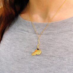 Pendentif feuille de ginkgo portée